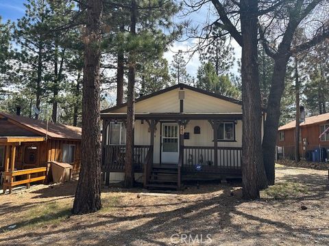 Photo of 245 Sunset Ln, Sugarloaf, CA 92386 (MLS # CV26076928)
