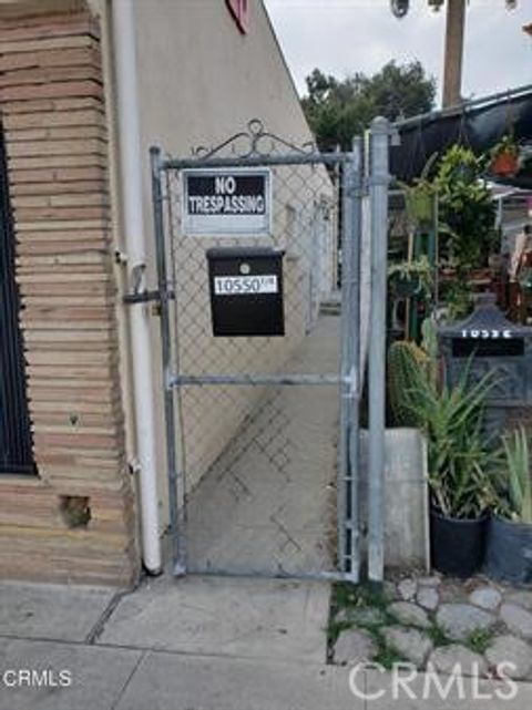 Photo of 10550 1/4 Victory Boulevard, North Hollywood, CA 91606 (MLS # SR26045386)