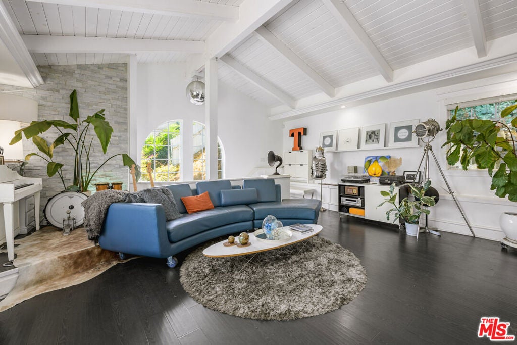 2225 N Cahuenga Boulevard, Los Angeles CA 90068