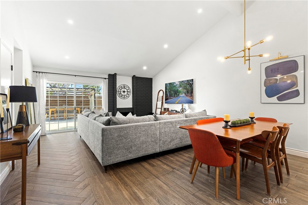 2154 E Wellington