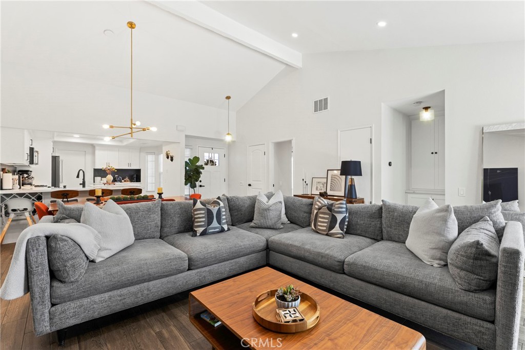 2154 E Wellington