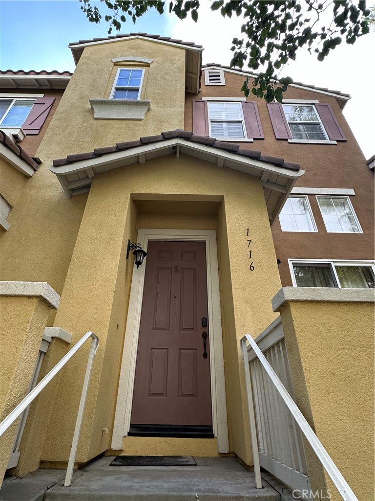 Great location! This Gated condo is located walking distance to schools.
Open floor plan, Light-filled rooms with maple wood even makes brighter home. Tile entrance from the garage, Downstairs living room tiled floor, fireplace and warm color paint, maple cabinetry with white counters adjoined to the dining area & comfortable family room. The Living room area is accented by a high ceiling & beautiful tile floors, Maple wood floors accent the family room, kitchen, & dining room areas. And Plantation shutters & ceiling fans add style & elegance to this home. The spacious Master suite offers custom built in storage cabinet and it's own private bath.
The secondary master bedroom features it's own full bath & custom built in closet storage. Laundry located in bedroom floor. Direct access from spacious two car garage.
