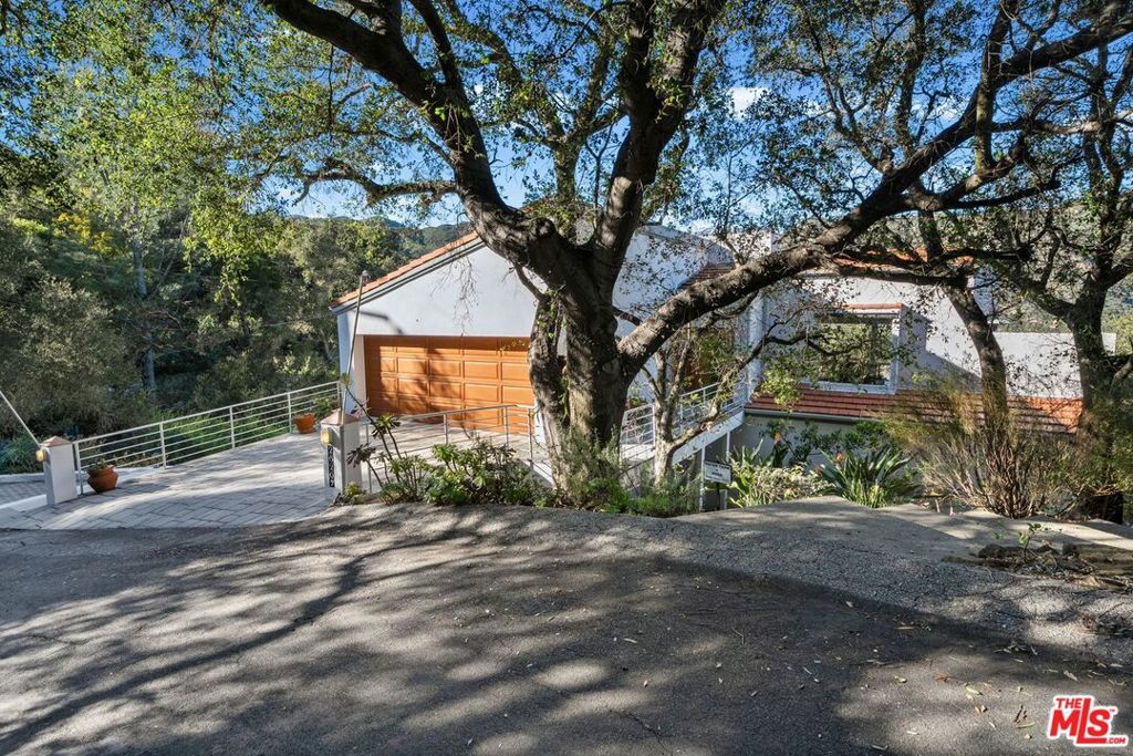 Photo of 26207 Ingleside Way, Malibu, CA 90265 (MLS # 26664913)