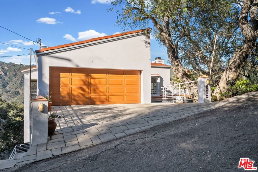 Photo of 26207 Ingleside Way, Malibu, CA 90265 (MLS # 26664913)