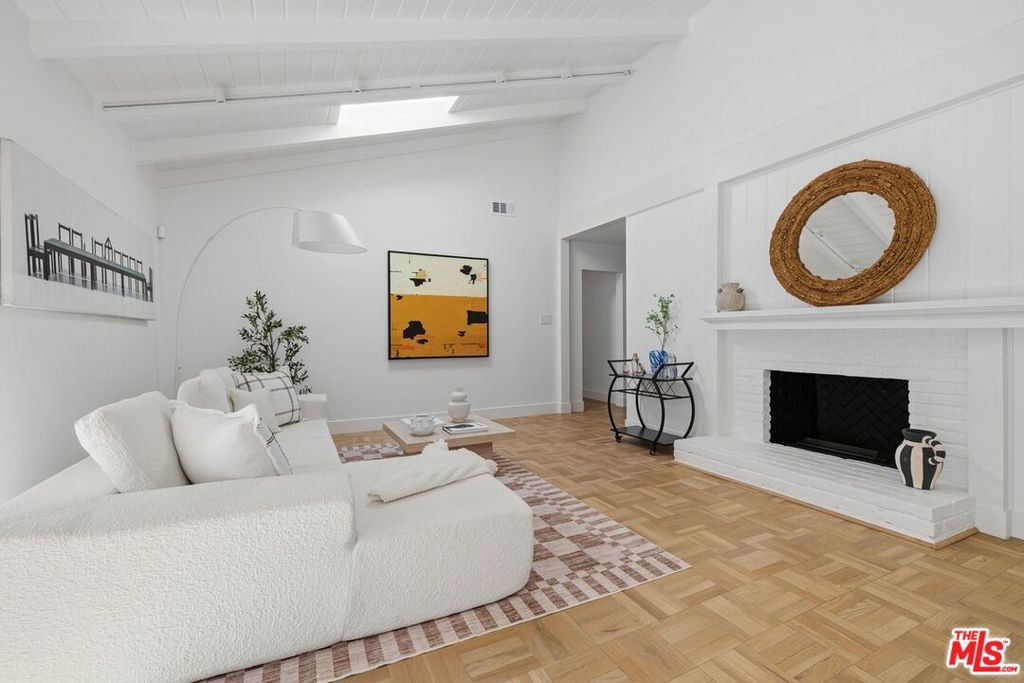 864 Bienveneda Avenue