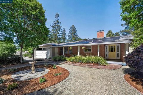 Photo of 10 Greenwood Ct Ct, Orinda, CA 94563 (MLS # 41131369)