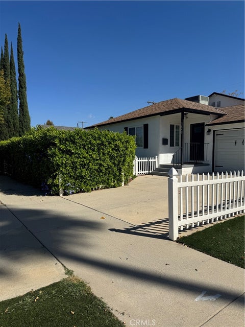 Photo of 5840 White Oak Avenue, Encino, CA 91316 (MLS # SR26221497)