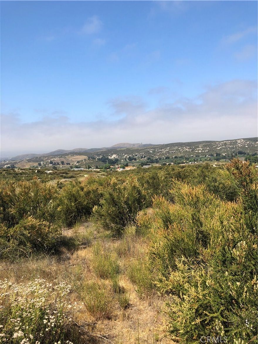 Gentle rolling 2.36 acre for custom/manufactured home with a view, area loaded with oak trees. Close to Diamond Valley Lake, Lake Skinner, Vail Lake, Temecula Valley Wine Country. Great for investment.