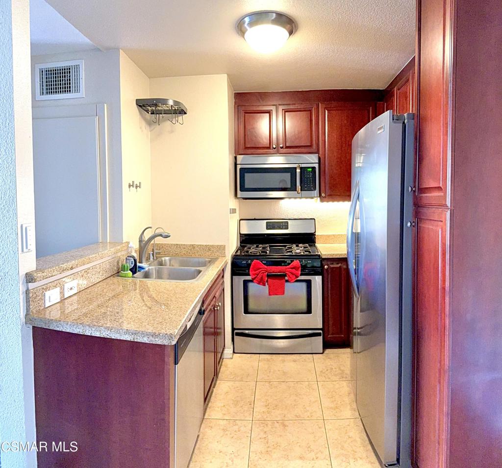 5565 Canoga Avenue 205