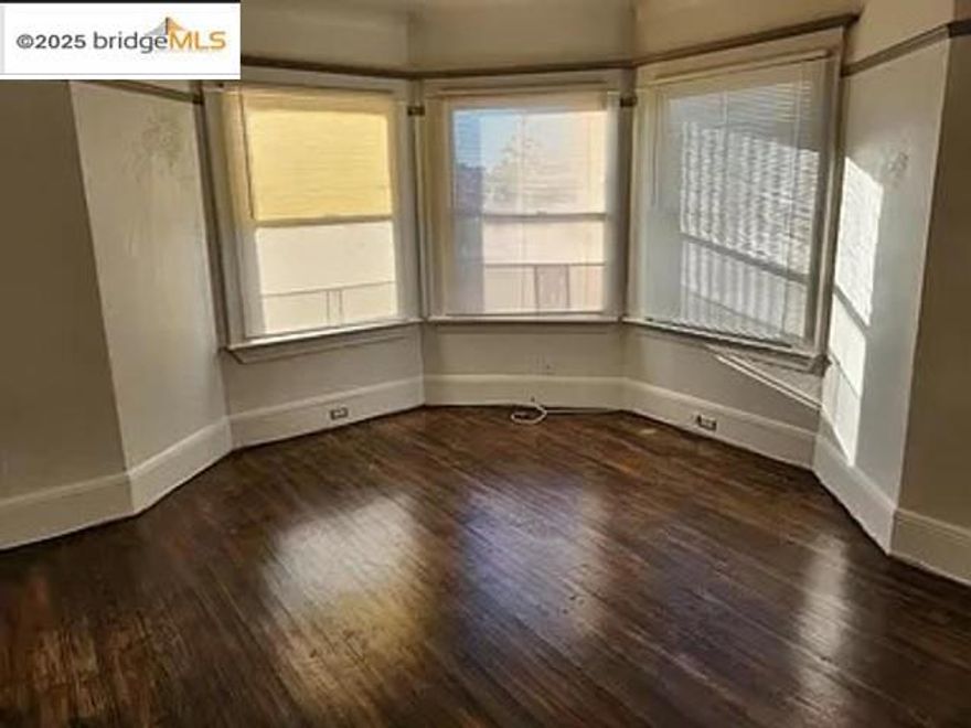 Large victorian style upstairs unit 2 bedroom 1 bath vaulted ceilings. Remolded kitchen with walk in pantry and granite counter tops. Appliances included stove, refrigerator, air condition,washer and dryer. recently renovated bathroom with claw foot tub for a nice soak after a long day. Original hardwood floors through out. Short commute to bay bridge and downtown approximately 6-8 minute to both. Apply with RentSpree https://apply.link/5xCAiDE