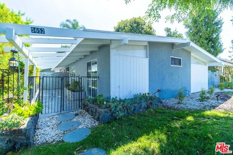 Photo of 5652 Fallbrook Avenue, Woodland Hills, CA 91367 (MLS # 25617703)