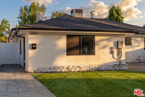 Photo of 16042 Knapp Street, North Hills, CA 91343 (MLS # 26988793)