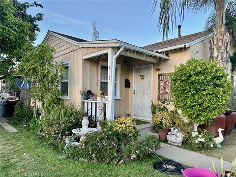 Photo of 7450 Woodley Avenue, Van Nuys, CA 91406 (MLS # SR25164725)