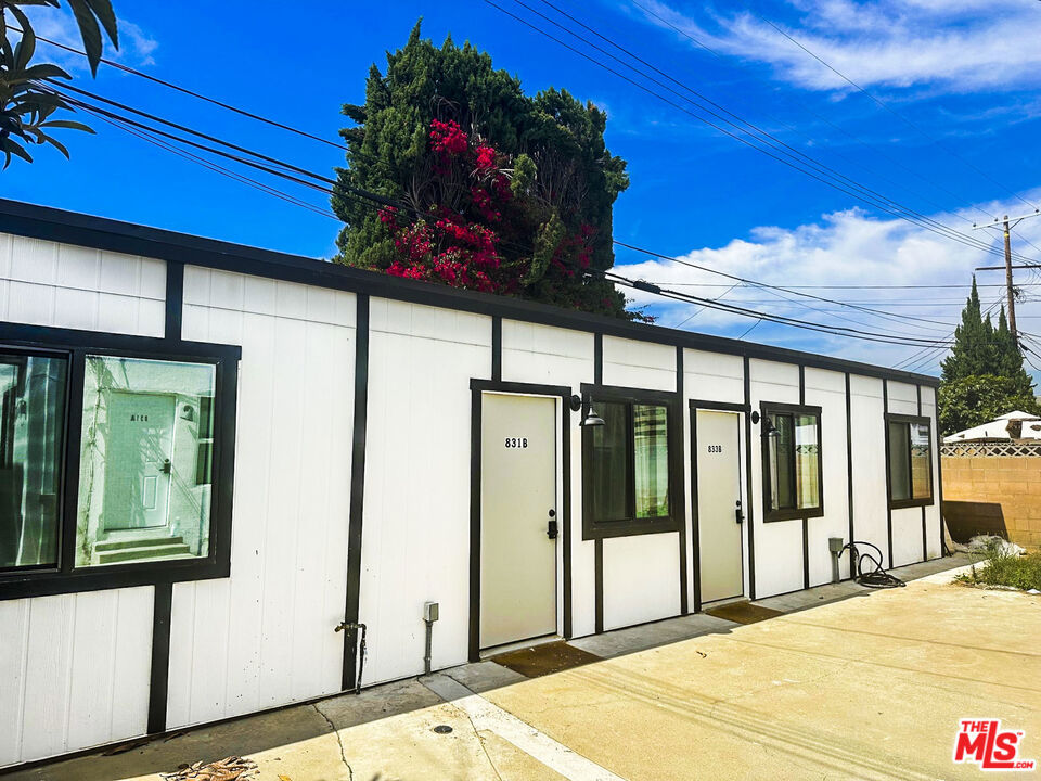 831 N Heliotrope Drive