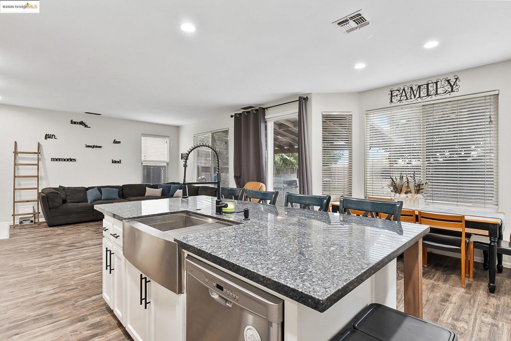 OAKLEY - Residential