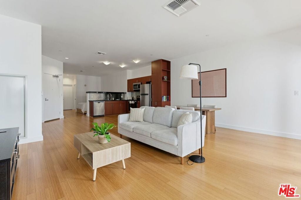 3810 Wilshire Boulevard 602