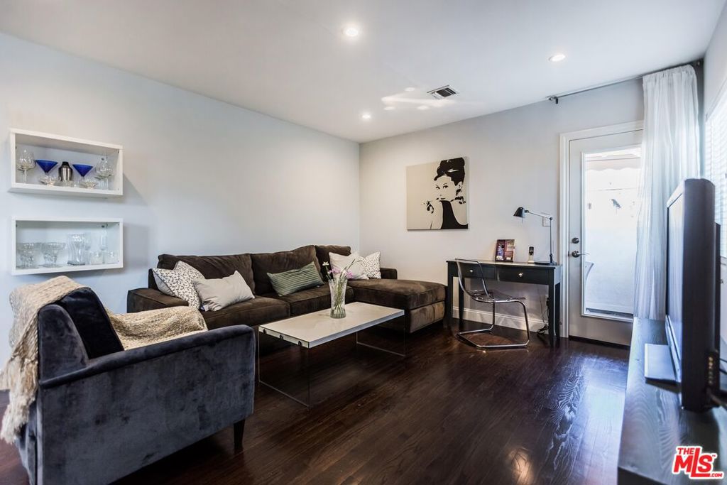 UNIVERSAL STUDIOS LUXURY SUITE. FULLY-FURNISHED, FULLY-EQUIPPED. AVAILABLE FOR SHORT AND LONG STAYS. Great location in a safe neighborhood in Studio City. Walking distance to plenty of great restaurants & shops in Tujunga Village & Ventura Blvd. Beautiful 1 bedroom unit King bed, covered balcony w/ lounge furniture, fully-equipped kitchen w/ a dining table for 4 & 2 TVs. Communal outdoor dining area w/ BBQ. Great for families & business travelers. 5 mins to Universal Studios, 10 mins to Burbank, 10 mins to Hollywood, & convenient access to 101/405 FWY.