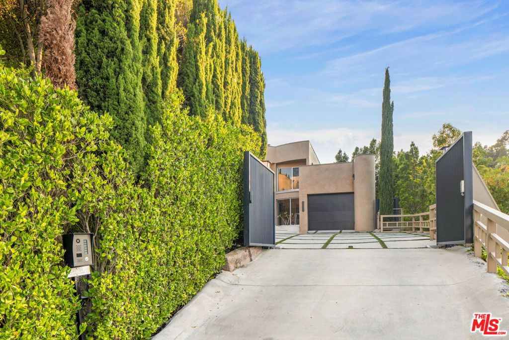 8450 Grand View Drive