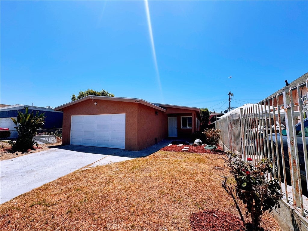1426 E 48TH Place