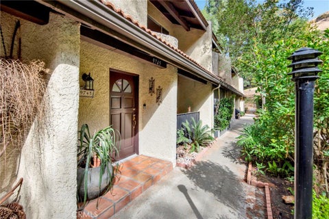 Photo of 9745 Via Roma, Burbank, CA 91504 (MLS # GD26219404)