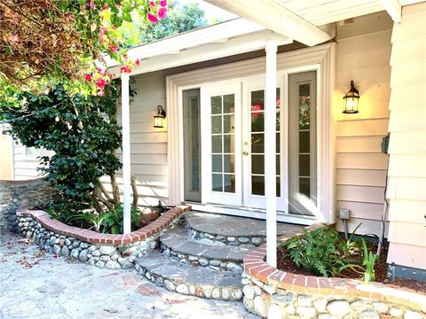 Photo of 12720 Sarah St, Studio City, CA 91604 (MLS # SR26072576)