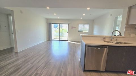 Photo of 5030 Rosewood Avenue #501, Los Angeles, CA 90004 (MLS # 25609357) Photo of 5030 Rosewood Avenue #501, Los Angeles, CA 90004 (MLS # 25609357)