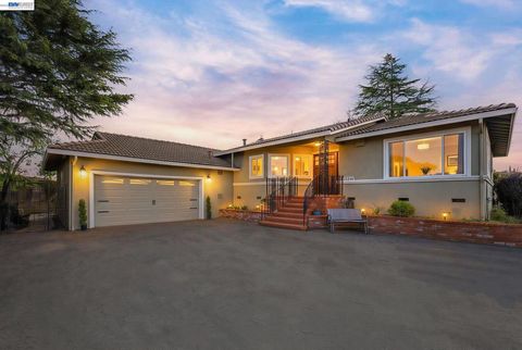 Photo of 26446 Fairview Ave, Castro Valley, CA 94542 (MLS # 41133032)