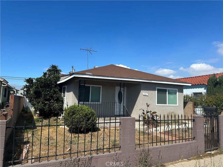 newly remodeled 4 bedroom and 2 bathroom home, move-in ready. This 1600 SQFT spacious home features new paint, laminate wood floors, every room with new window, doors and air condition. Kitchen and Bathroom are also renovated. There is a huge family room can be turn into the room you wish. So that will make the 5th room in the house.