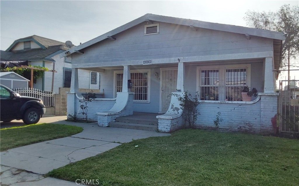 Photo of 824 W 74th St, Los Angeles, CA 90044 (MLS # SR25280169)