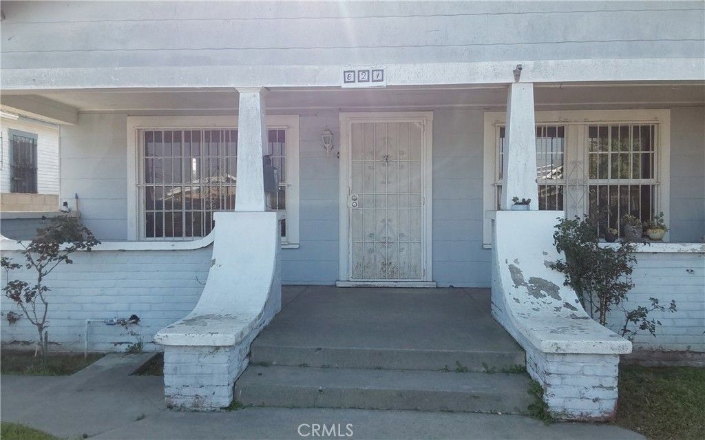 Photo of 824 W 74th St, Los Angeles, CA 90044 (MLS # SR25280169)