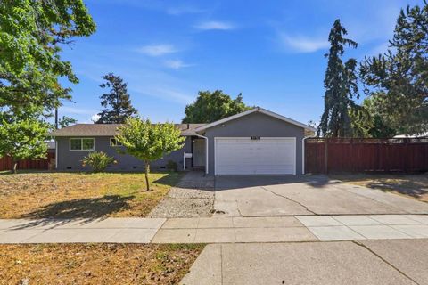 Photo of 3730 Starview Drive, San Jose, CA 95124 (MLS # ML82040235)