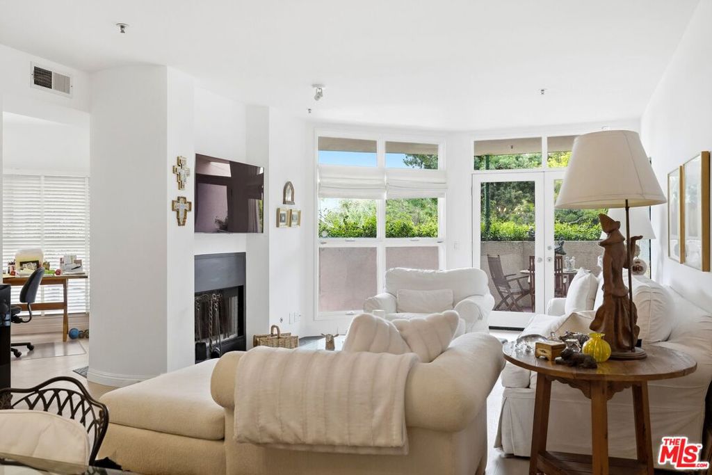 2115 3rd Street 102, Santa Monica CA 90405