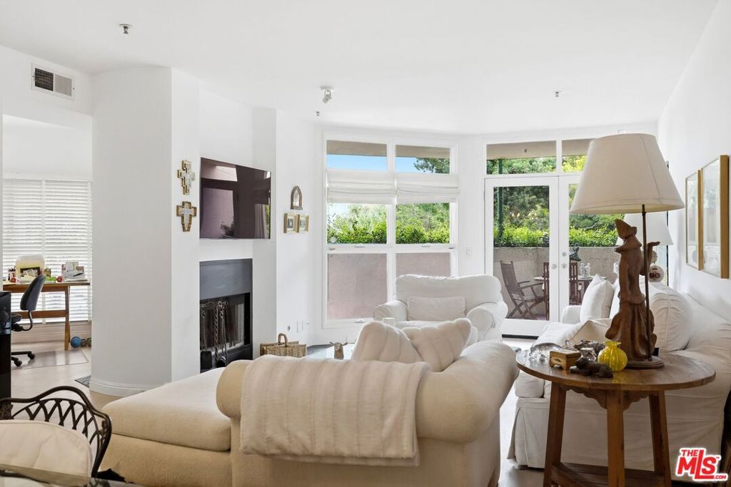 Photo of 2115 3rd Street #102, Santa Monica, CA 90405 (MLS # 26703753)