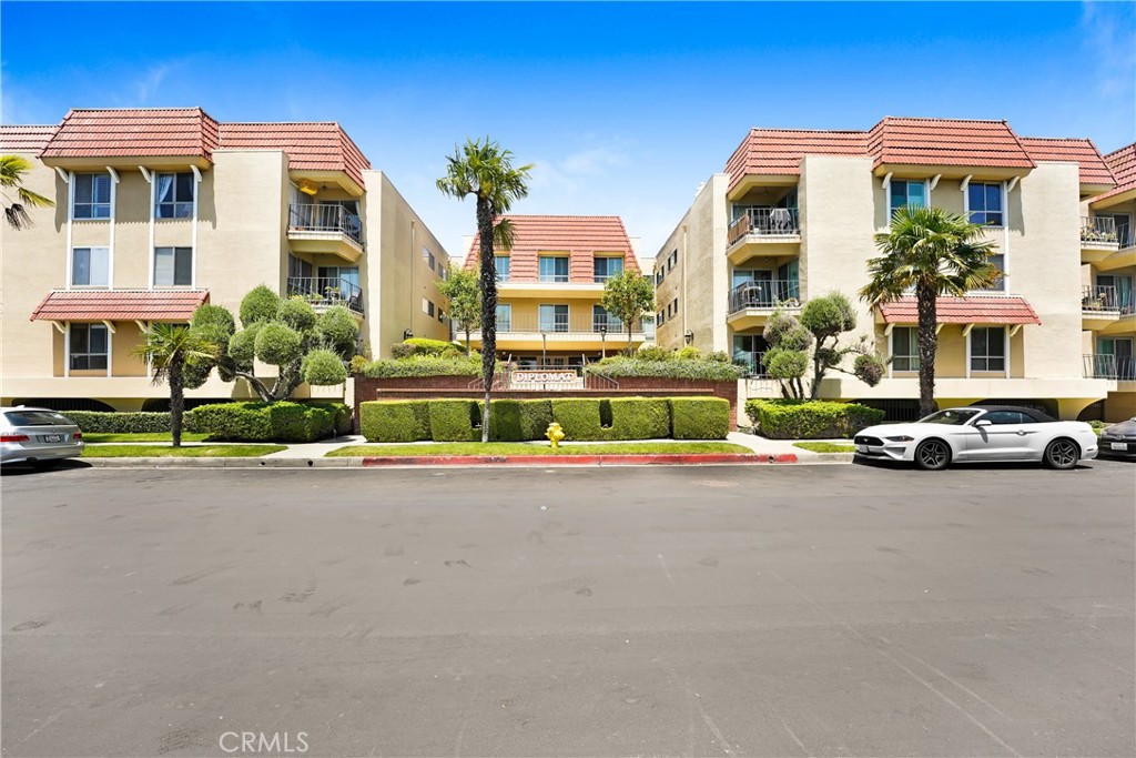 Welcome to 5845 Doverwood Drive, Unit #306 – a bright and spacious top-floor 2-bedroom, 2-bathroom condo located in one of Culver City's most sought-after neighborhoods. This beautifully maintained home features an open-concept layout with abundant natural light, a private balcony, and serene treetop views.
Enjoy a generously sized living room perfect for entertaining, a dining area with direct kitchen access, and a well-appointed kitchen with ample cabinet space. The primary suite includes a large closet and an en-suite bath, while the second bedroom is perfect for guests, an office, or a roommate setup.
Additional features include central A/C and heat, smooth ceilings. The building offers controlled access, a community laundry room, secured parking, and a sparkling pool for residents.
Centrally located near Playa Vista, downtown Culver City, shopping, dining, parks, and top-rated schools. With close access to the 405 and 90 freeways, this is the perfect opportunity for first-time buyers, investors, or anyone looking to enjoy the best of Westside living.
Don't miss this opportunity to own a condo in the heart of Culver City!