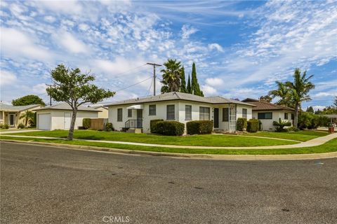 Photo of 13250 Clyde Park Avenue, Hawthorne, CA 90250 (MLS # SB26082593)
