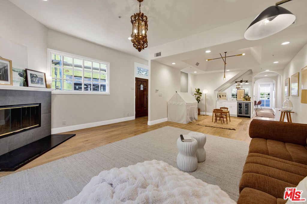 11963 Mayfield Avenue 102