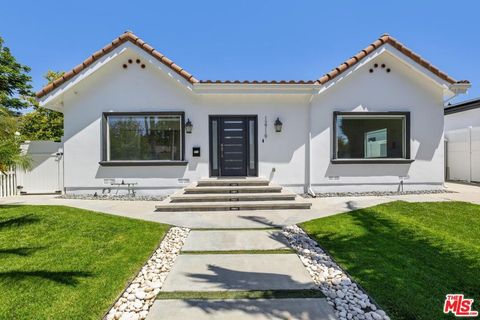 Photo of 12719 Tiara Street, Valley Village, CA 91607 (MLS # 26836831)