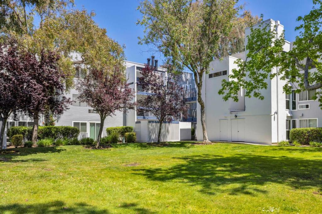 1033 Shell Boulevard 7