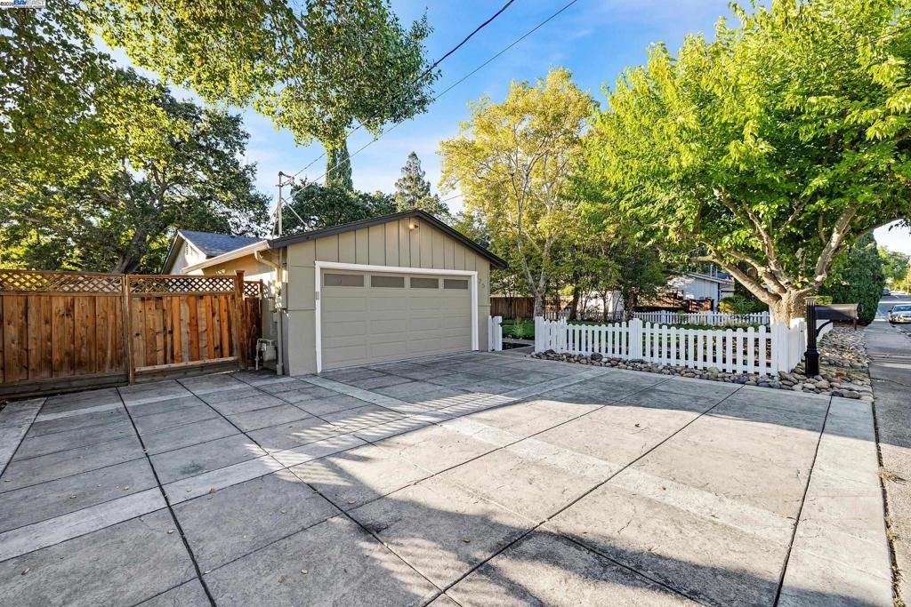 Photo of 25 Brandon Rd Rd, Pleasant Hill, CA 94523 (MLS # 41115064)