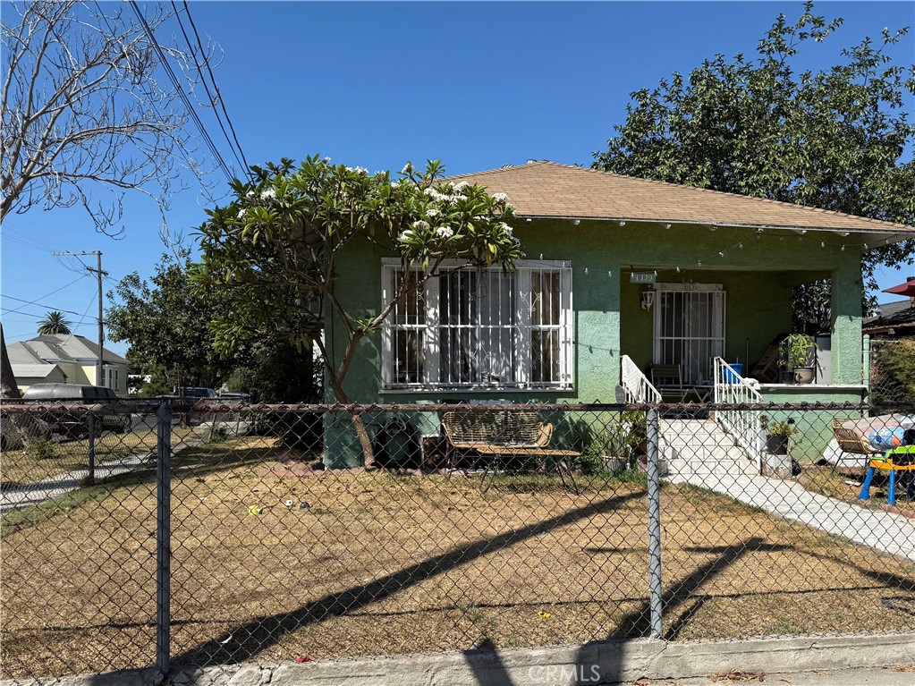 Welcome Home! This home won’t last!! This is a 3 bedroom, 2 bathroom in a desirable neighborhood of Los Angeles, CA !! Great location, close to schools, shopping, near the 110 and 10 freeways. This House needs TLC to make it your own -Looking for a wonderful family to enjoy and make it a Home Sweet Home to enjoy with family and friends!