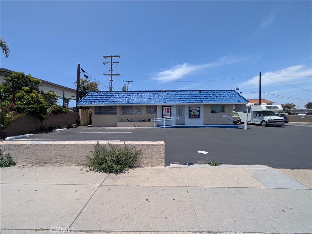 Standalone Commercial Building in Prime Beach Blvd Location. 1040 square foot standalone commercial building just off Beach Boulevard and Newman, located next to Sonic. Zoned commercial with excellent visibility, private signage, and 7 dedicated on-site parking spaces. Single-tenant use with flexible interior ready for your business needs in high-traffic area ideal for office, retail, or service-based use. Available now. Approximate monthly rent is $4.50 per square foot ($4680/month) with NNN lease. All offers considered.
