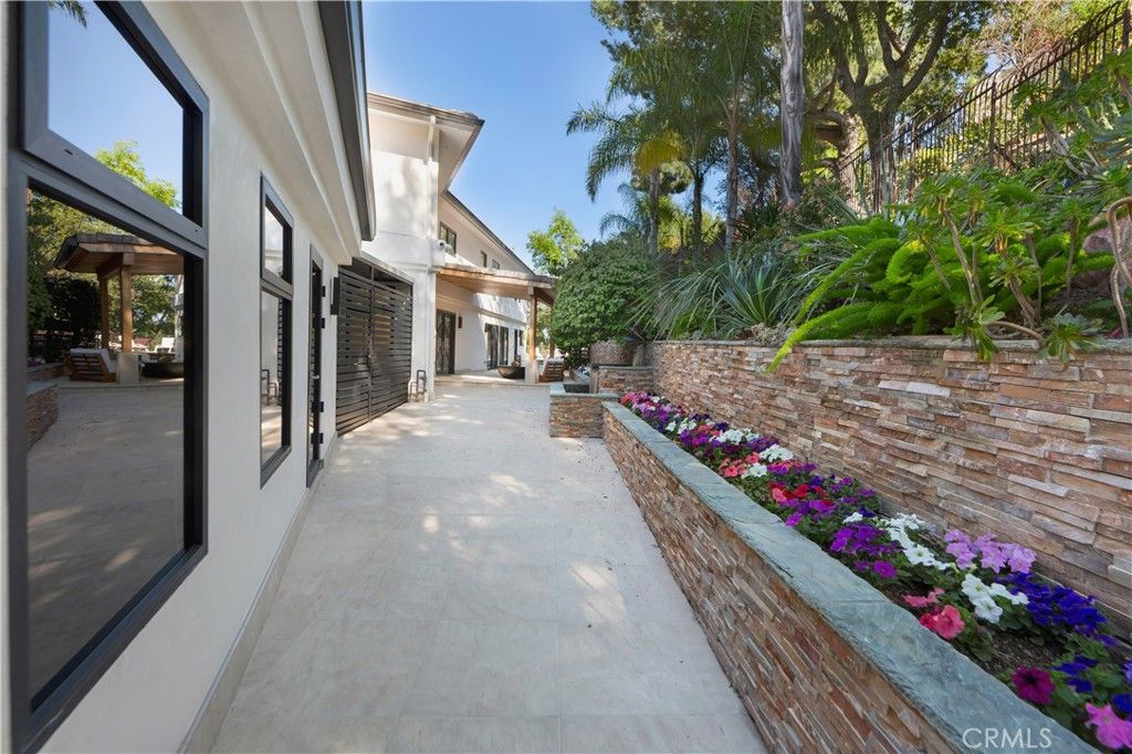 Photo of 4032 Rogen Drive, Encino, CA 91436 (MLS # SR26038557)