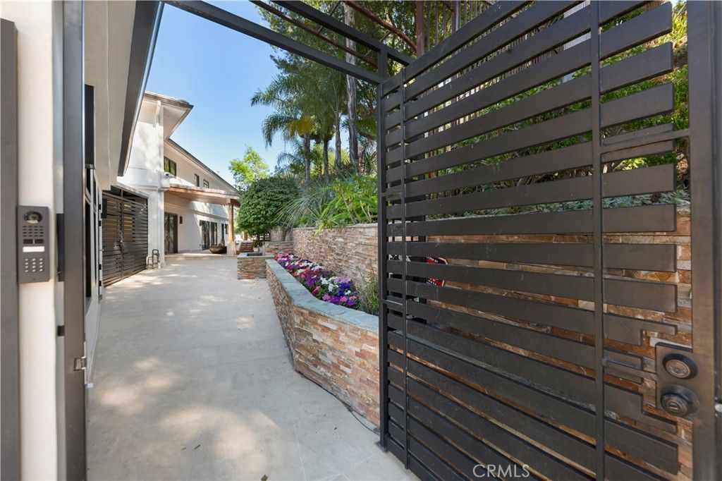 Photo of 4032 Rogen Drive, Encino, CA 91436 (MLS # SR26038557)