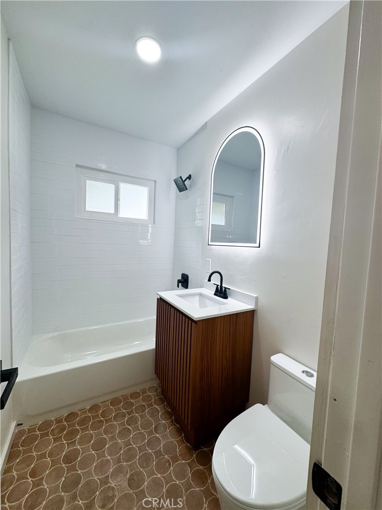 2443 Roxbury Drive N