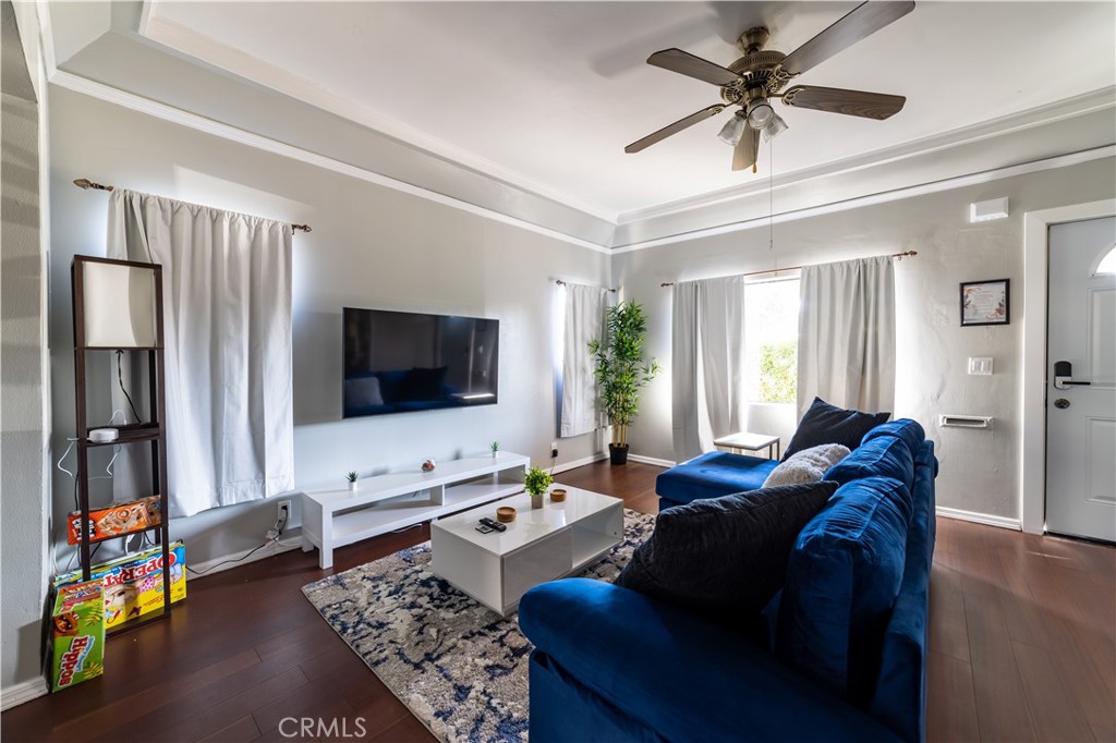 920 Cerritos Avenue