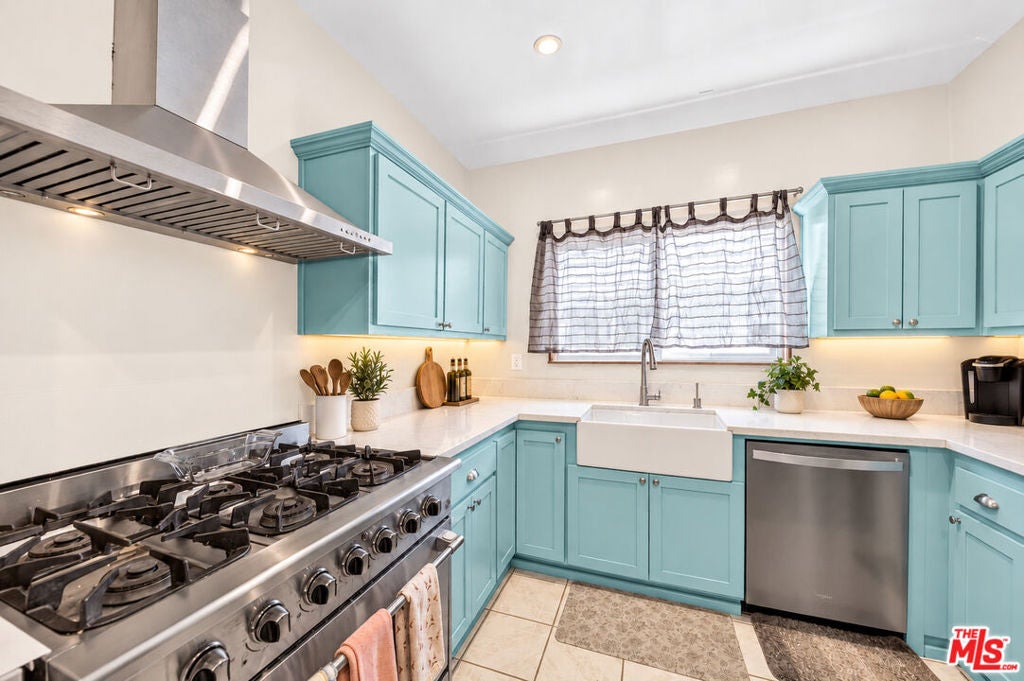 1610 W 36th Place