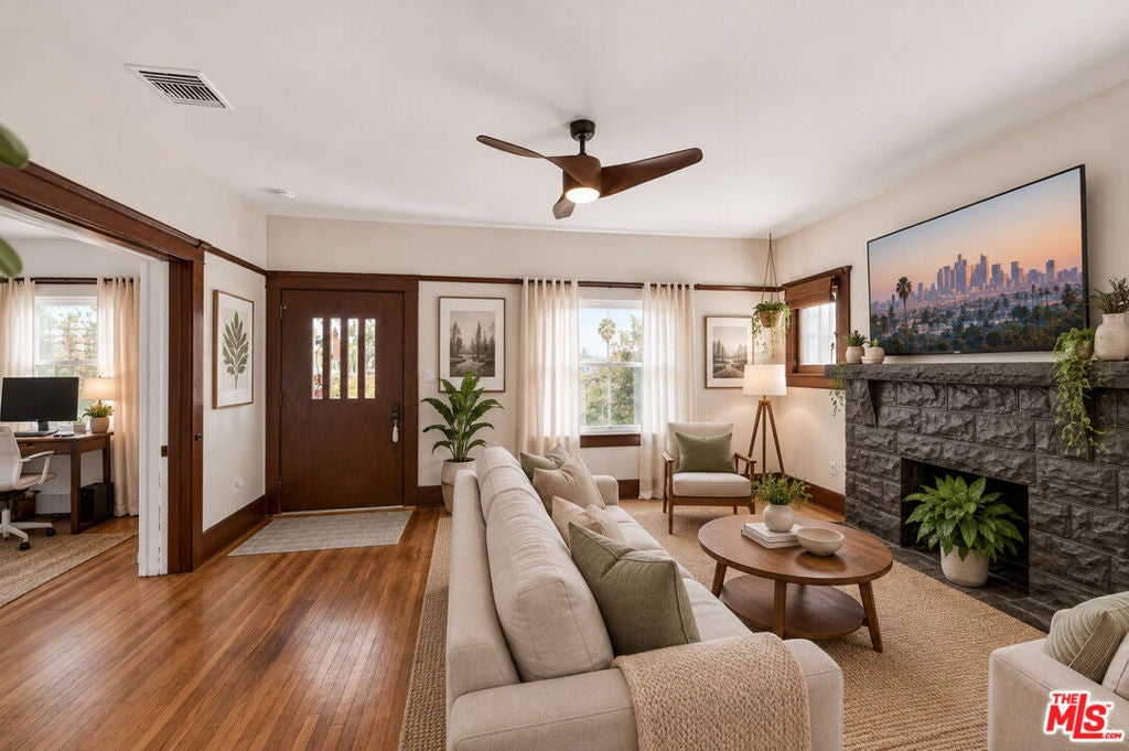 1610 W 36th Place