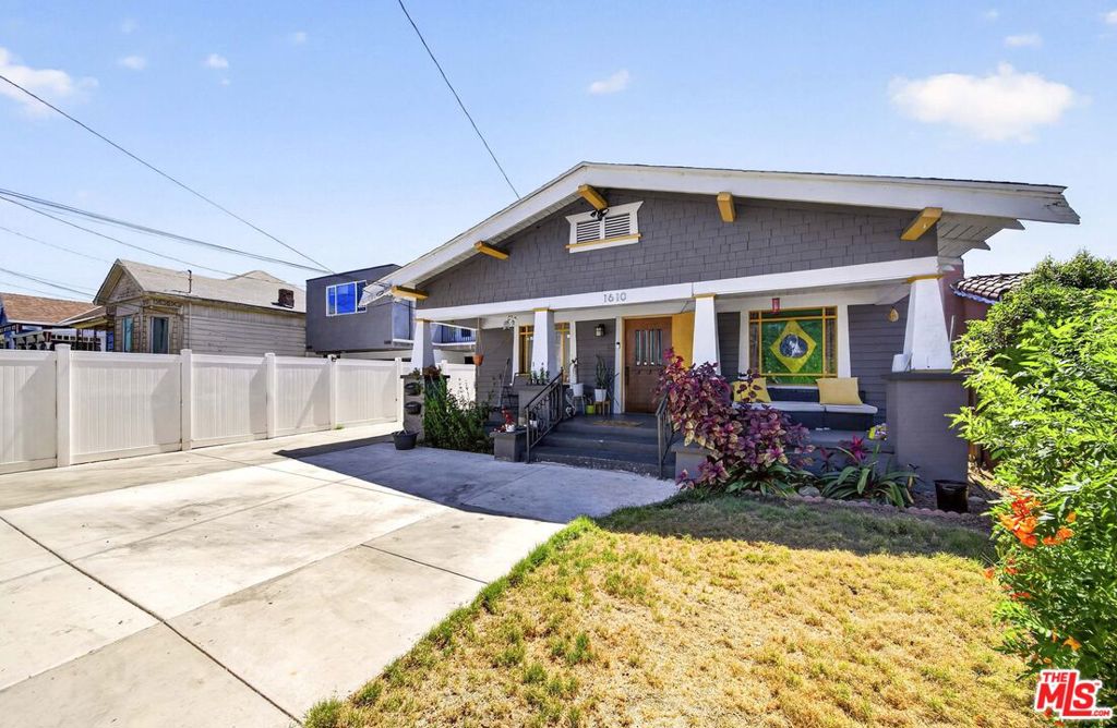1610 W 36th Place