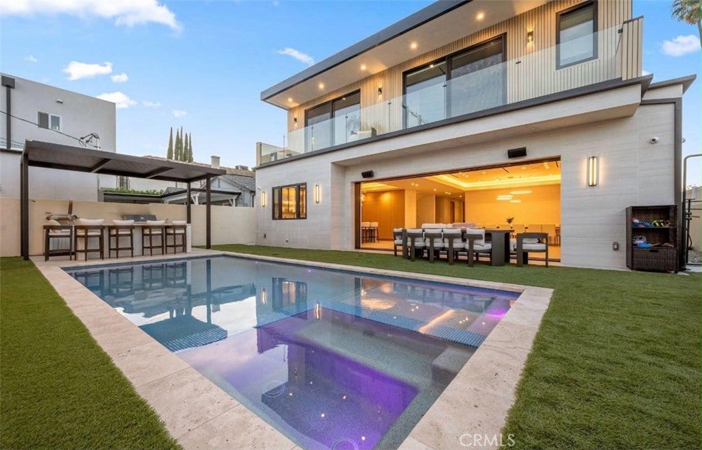 5028 Lindley
