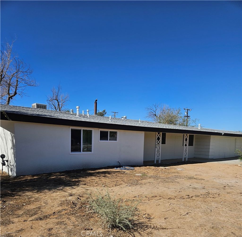 Photo of 13100 Skiomah Rd, Apple Valley, CA 92308 (MLS # DW25241989)
